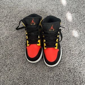 Nike air Jordan mid amarillo